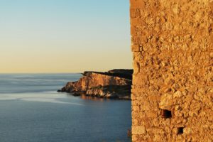 Tremiti - Verticale del muro dell'abazia. Sullo sfondo, il mare e l'isola di Caprara DSC 0510